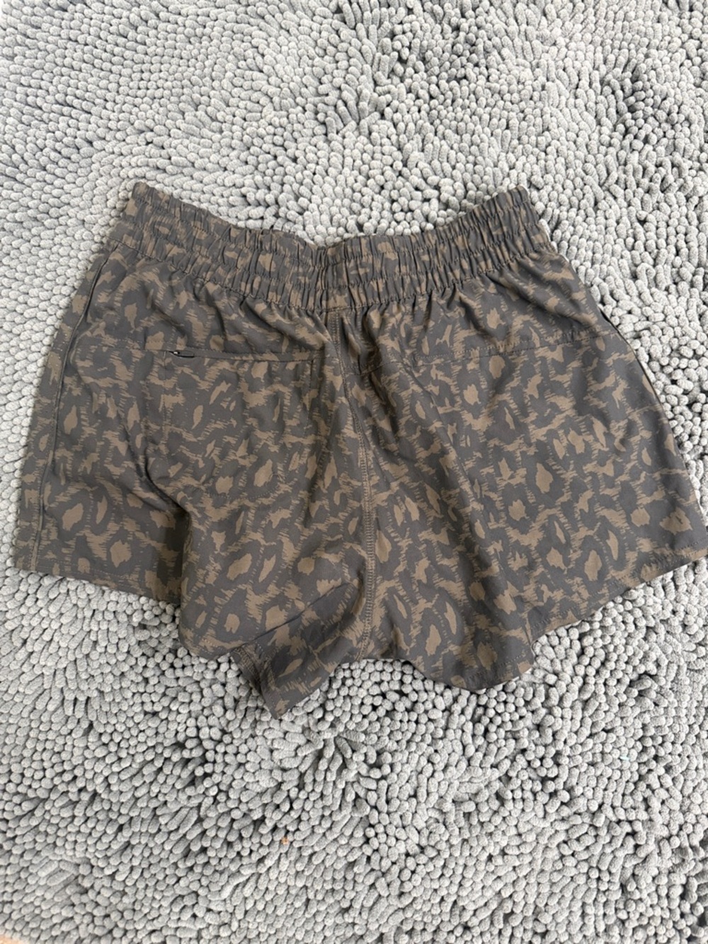 Vuori Medium-WOMEN'S OLIVE LEOPARD ACTIVE SHORTS - Picture 2 of 2
